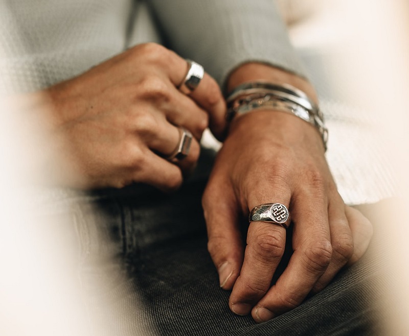 Nam giới nên đeo nhẫn ở tay nào? Nên đeo nhẫn ngón nào để thu hút tài lộc?
