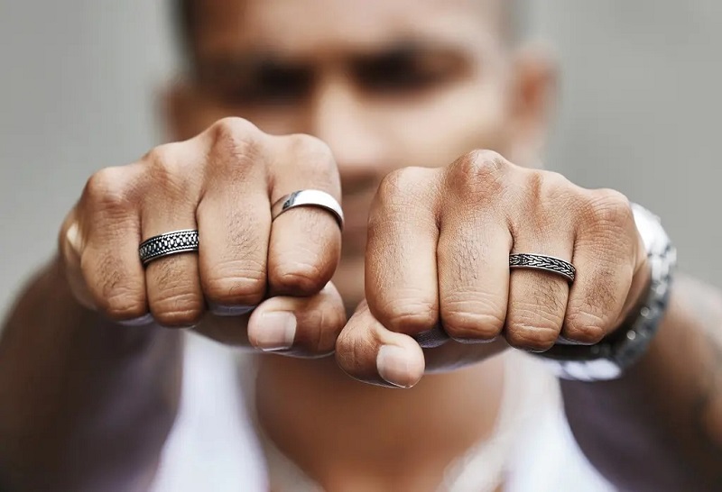 Nam giới nên đeo nhẫn ở tay nào? Nên đeo nhẫn ngón nào để thu hút tài lộc?
