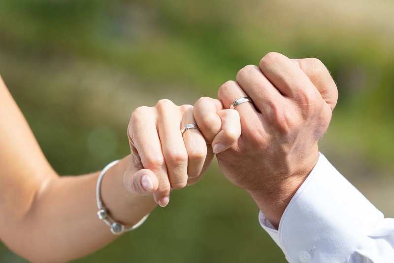 Nhẫn hứa hẹn là gì? Ý nghĩa của chiếc nhẫn hứa hẹn trong các mối quan hệ