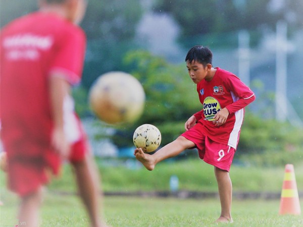 Học kỹ thuật đá bóng cơ bản và một số lỗi thường gặp