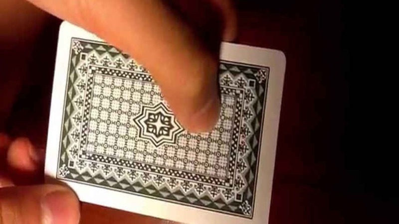 Cách nhận biết lá bài từ mặt sau hiệu quả 2025