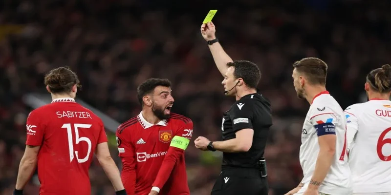 Thẻ vàng trong bóng đá là gì và các lỗi thường gặp