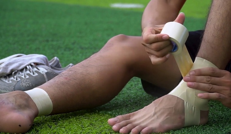Công dụng và cách sử dụng của băng keo thể thao trong bóng đá