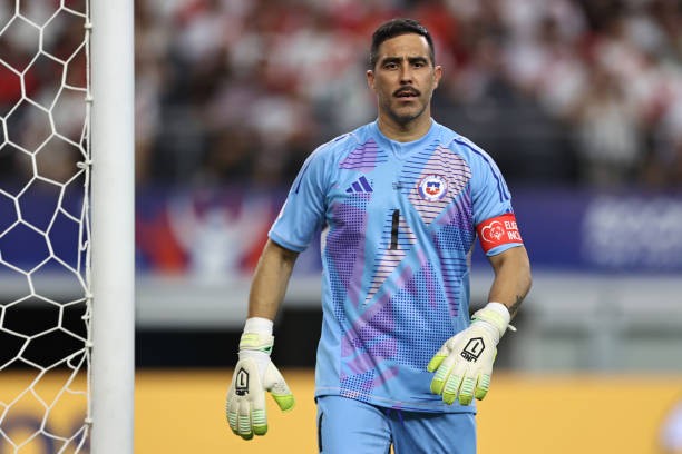 Claudio Bravo là cầu thủ lớn tuổi nhất lịch sử Copa America