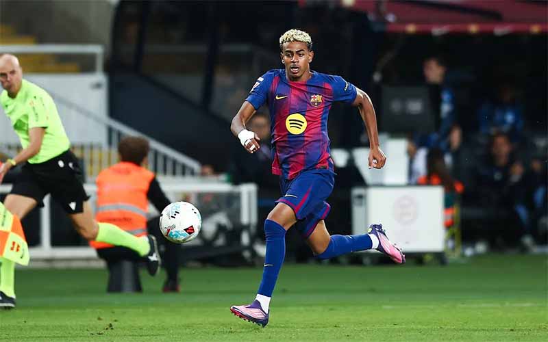 Lamine Yamal trong màu áo Barcelona